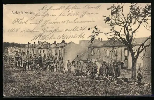AK Audun-le-Roman, Soldats posant devant des maisons et un arbre en bordure d`un champ