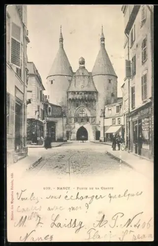 AK Nancy, Porte de la Craffe et rue animée avec passants et cyclistes