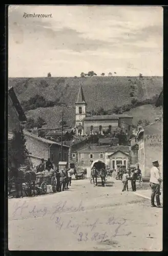 AK Rembrecourt, Scène de rue animée avec église et collines en arrière-plan