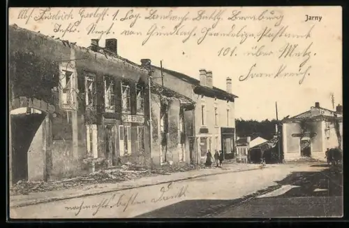 AK Jarny, Vue de la rue avec bâtiments endommagés et passants