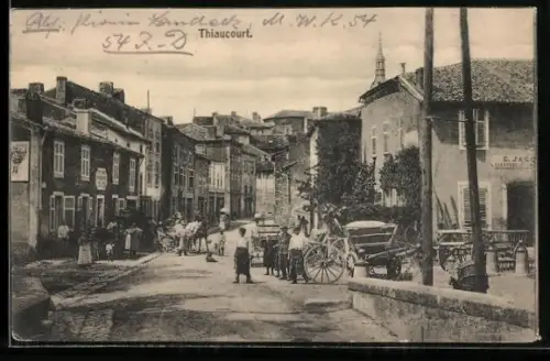 AK Thiaucourt, Scène de rue animée avec charrettes et passants
