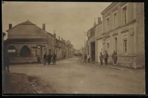 Foto-AK Lunéville, Rue animée avec passants et bâtiments historiques