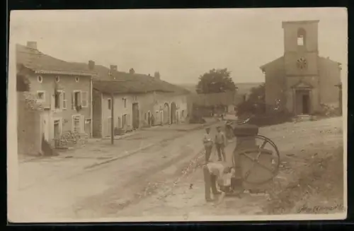 Foto-AK Halloville, Rue principale avec église et habitants au travail