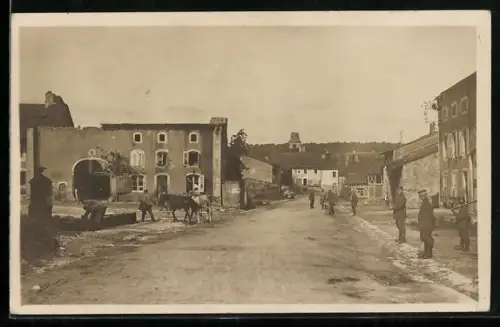 Foto-AK Halloville, Rue principale avec villageois et chevaux