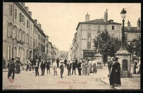 AK Lunéville, Rue Gambetta avec habitants et lampadaire