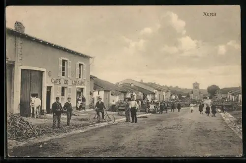 AK Xures, Rue principale avec le Café de Lorraine et des habitants en scène quotidienne