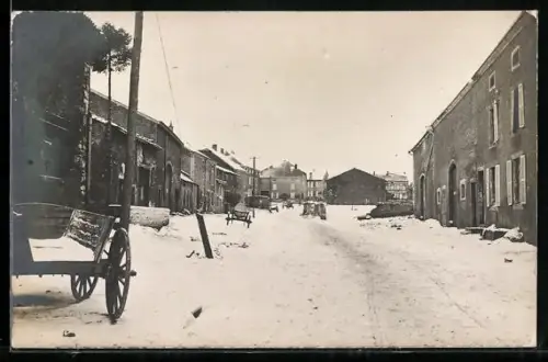 AK Villers-la-Chèvre, Rue enneigée avec charrette et bâtiments anciens