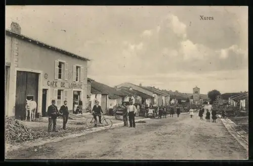 AK Xures, Rue principale avec le Café de Lorraine et villageois animés