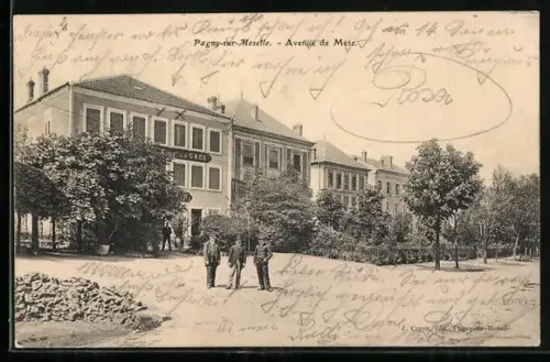 AK Pagny-sur-Moselle, Avenue de Metz avec bâtiments et passants