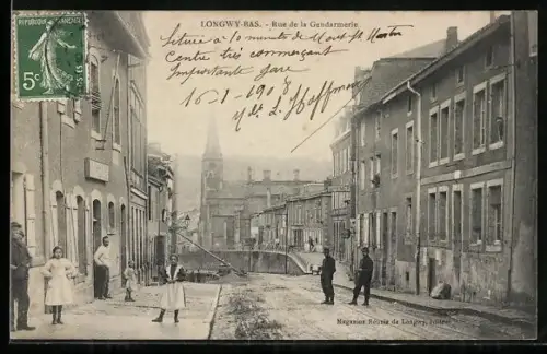 AK Longwy-Bas, Rue de la Gendarmerie animée avec habitants et enfants jouant