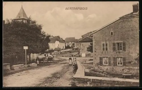 AK Bertrambois, Vue du village avec charrette et habitants sur la route