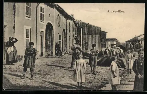 AK Anceviller, Scène de rue animée avec habitants et maisons anciennes