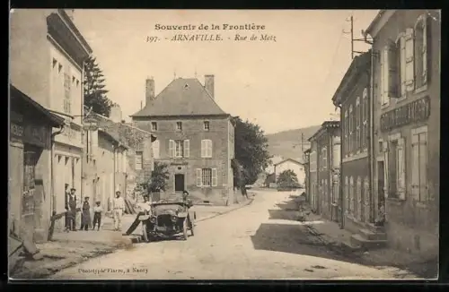AK Arnaville, Rue de Metz avec voiture et passants