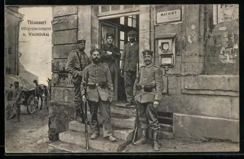 AK Thiaucourt, Bâtiment de la mairie et poste de garde avec soldats devant l`entrée