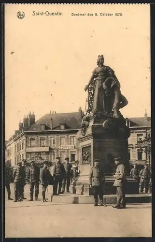 AK Saint-Quentin, Monument du 8 octobre 1870 avec soldats et bâtiments en arrière-plan