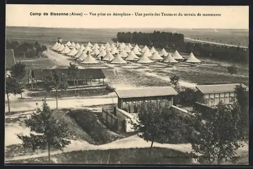 AK Sissonne /Aisne, Vue prise en aéroplane, Une partie des tentes et du terrain de manoeuvre