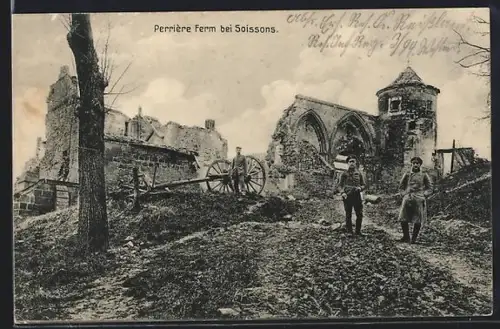 AK Soissons, Ruines de la ferme avec soldats et charrette