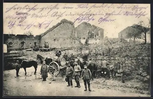 AK Cierges, Scène avec soldats et chevaux devant des ruines