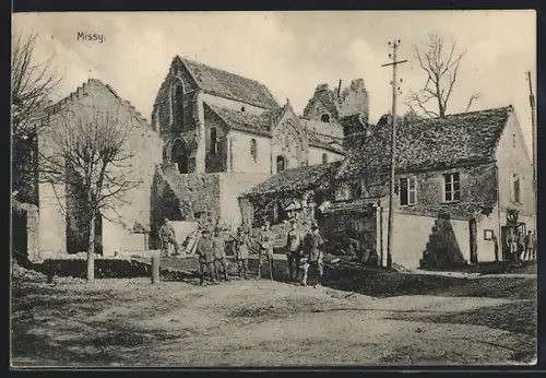 AK Missy, Vue du village avec bâtiments historiques et soldats au premier plan