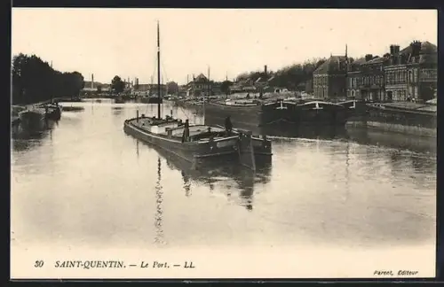 AK Saint-Quentin, Le Port avec des péniches sur l`eau