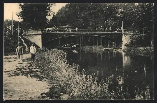 AK Pont-Saint-Mard, Vue du pont avec rivière et charrette tirée par des chevaux