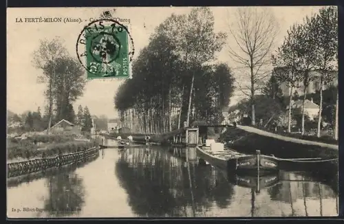 AK La Ferté-Milon /Aisne, Canal de l`Ourcq avec péniches et arbres bordant l`eau