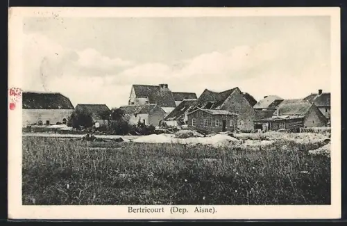 AK Bertricourt /Aisne, Vue du village avec maisons et champs verdoyants