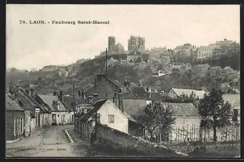 AK Laon, Faubourg Saint-Marcel avec vue sur la cathédrale et les maisons environnantes