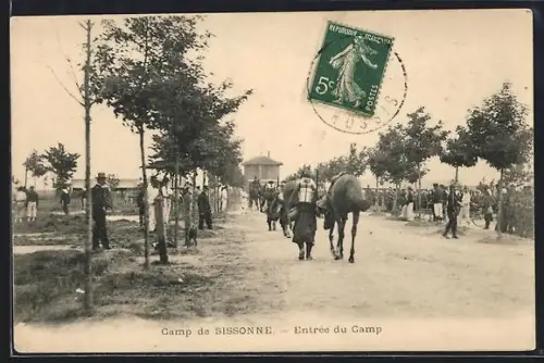 AK Sissonne, Entrée du Camp de Sissonne avec soldats et chevaux