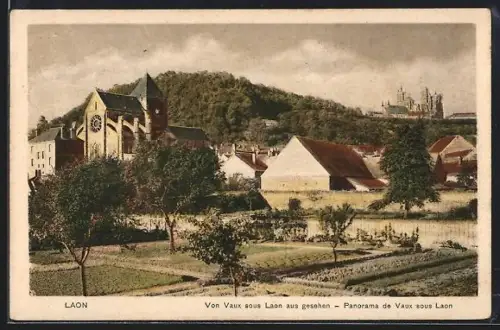 AK Laon, Panorama de Vaux-sous-Laon avec vue sur l`église et la colline boisée