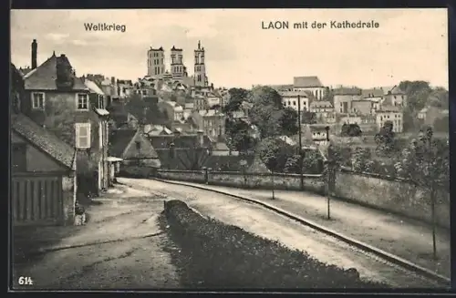 AK Laon, Vue de la ville avec la cathédrale en arrière-plan
