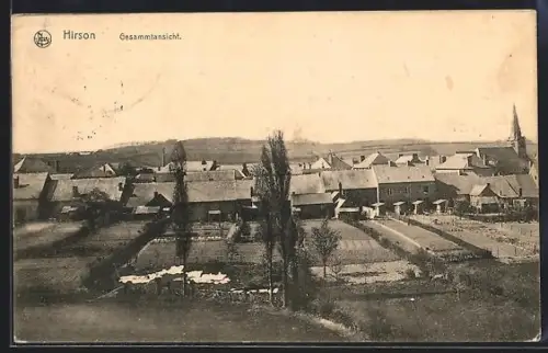 AK Hirson, Vue d`ensemble du village et des jardins en arrière-plan