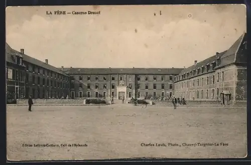 AK La Fère, Caserne Drouot avec grande cour centrale et bâtiments militaires adjacents