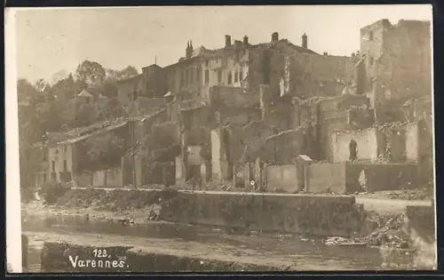 Foto-AK Varennes, Vue des ruines au bord de la rivière