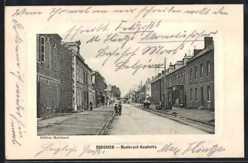 AK Tergnier, Boulevard Gambetta avec passants et facades de bâtiments historiques