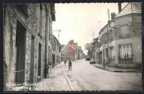 AK Fère-en-Tardenois /Aisne, Rue animée avec cyclistes et voitures
