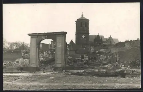 Foto-AK Rethel, Maisons détruites devant la cathédrale en 1915