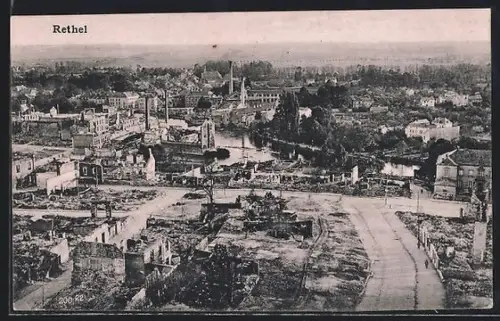 AK Rethel, Vue panoramique de la ville et de la rivière après la destruction