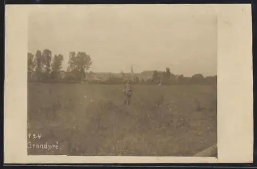 Foto-AK Grandpré, Vue d`un champ avec le village en arrière-plan