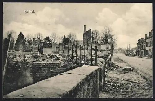 AK Rethel, Vue sur les ruines et la rue principale après le conflit