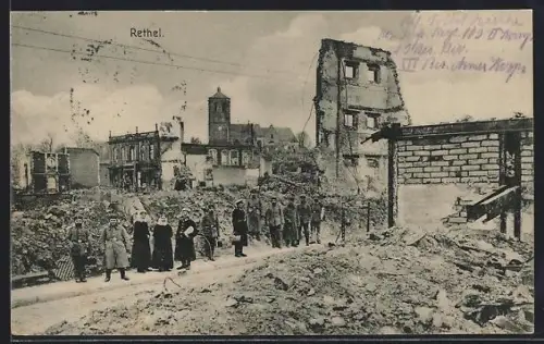 AK Rethel, Scène de rue avec bâtiments détruits et groupe de personnes
