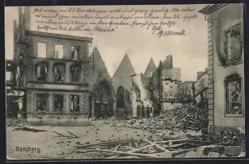 AK Donchery, Rue en ruines avec église