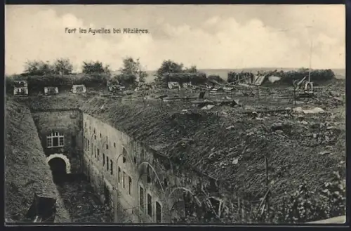 AK Mézières, Fort des Ayvelles avec vue sur les remparts et le paysage environnant