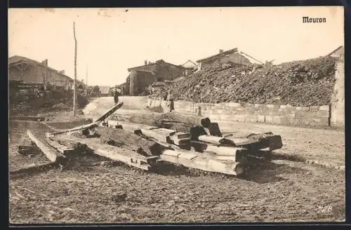 AK Mouron, Débris de bois sur une route du village