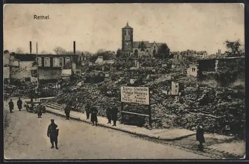 AK Rethel, Vue des ruines avec église et passants