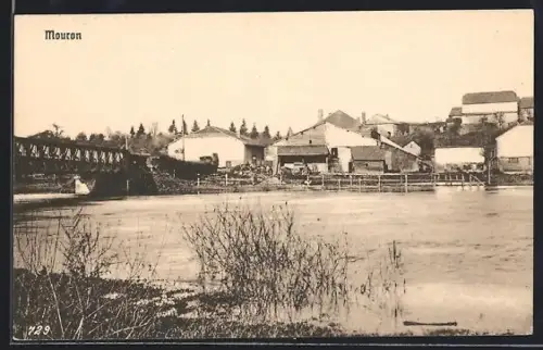 AK Mouron, Vue sur le village avec pont et rivière au premier plan