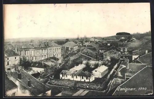 AK Carignan, Vue aérienne des toits et bâtiments du village