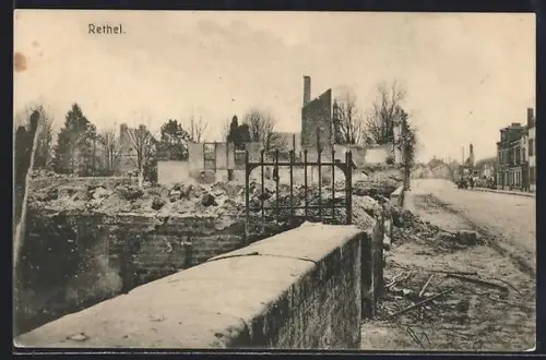 AK Rethel, Ruines avec clôture métallique et arbres dénudés en arrière-plan