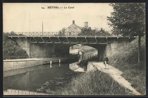 AK Rethel, Le Canal et le pont avec une promenade au bord de l`eau