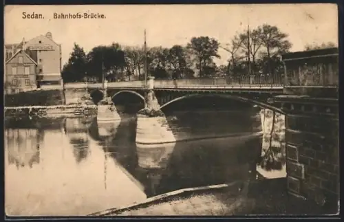 AK Sedan, Pont de la gare sur la rivière avec bâtiments en arrière-plan
